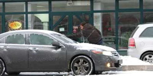 Botoşănenii s-au chinuit să spargă gheaţa de pe maşini