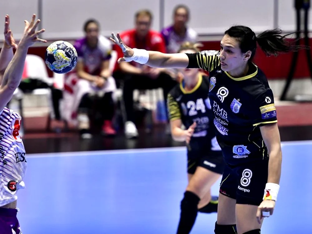 
    Cristina Neagu in actiuneFOTO: Sportpictures.eu  