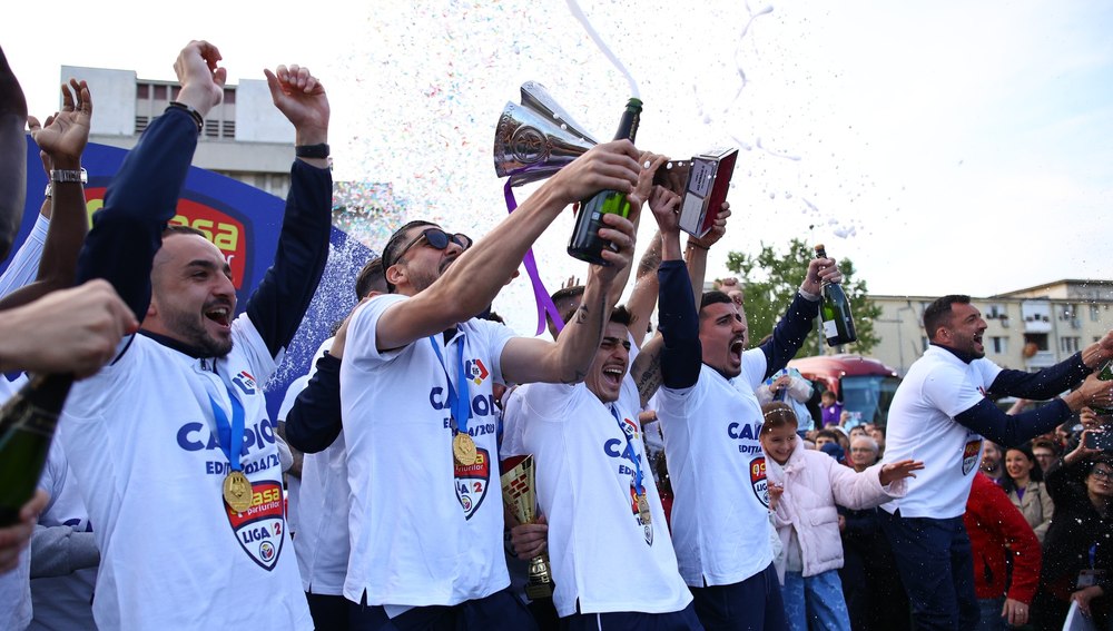 Fotbaliștii care i-au jignit oribil pe Nicușor Dan și pe alegătorii lui rămân fără primele de promovare