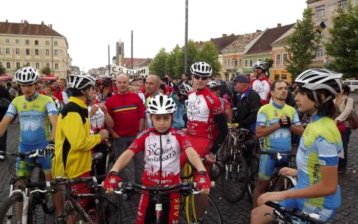 Biciclişti în Piaţa Unirii din Cluj FOTO: pagina de Facebook a Clubului Sportiv „Clujul Pedalează“