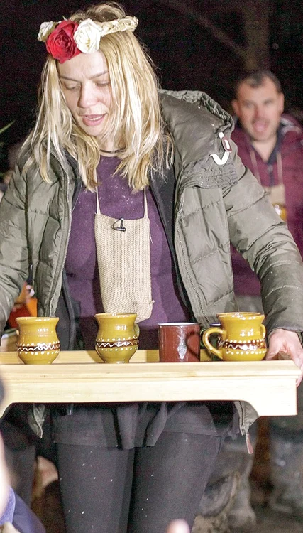 Ferma vedetelor Cristina Cioran poartă zilnic, de o lună şi jumătate, punguţa în care se află bateria microfonului