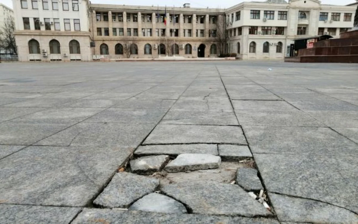 Foarte multe porţiuni din Piaţa Unirii arată ca după bombardament FOTO: Ştefan Borcea