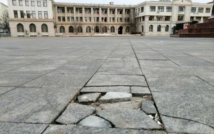 Foarte multe porţiuni din Piaţa Unirii arată ca după bombardament FOTO: Ştefan Borcea