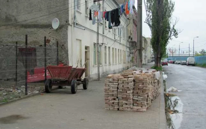 Căruţă staţionată in buricul targului, pe strada Anghel Saligny