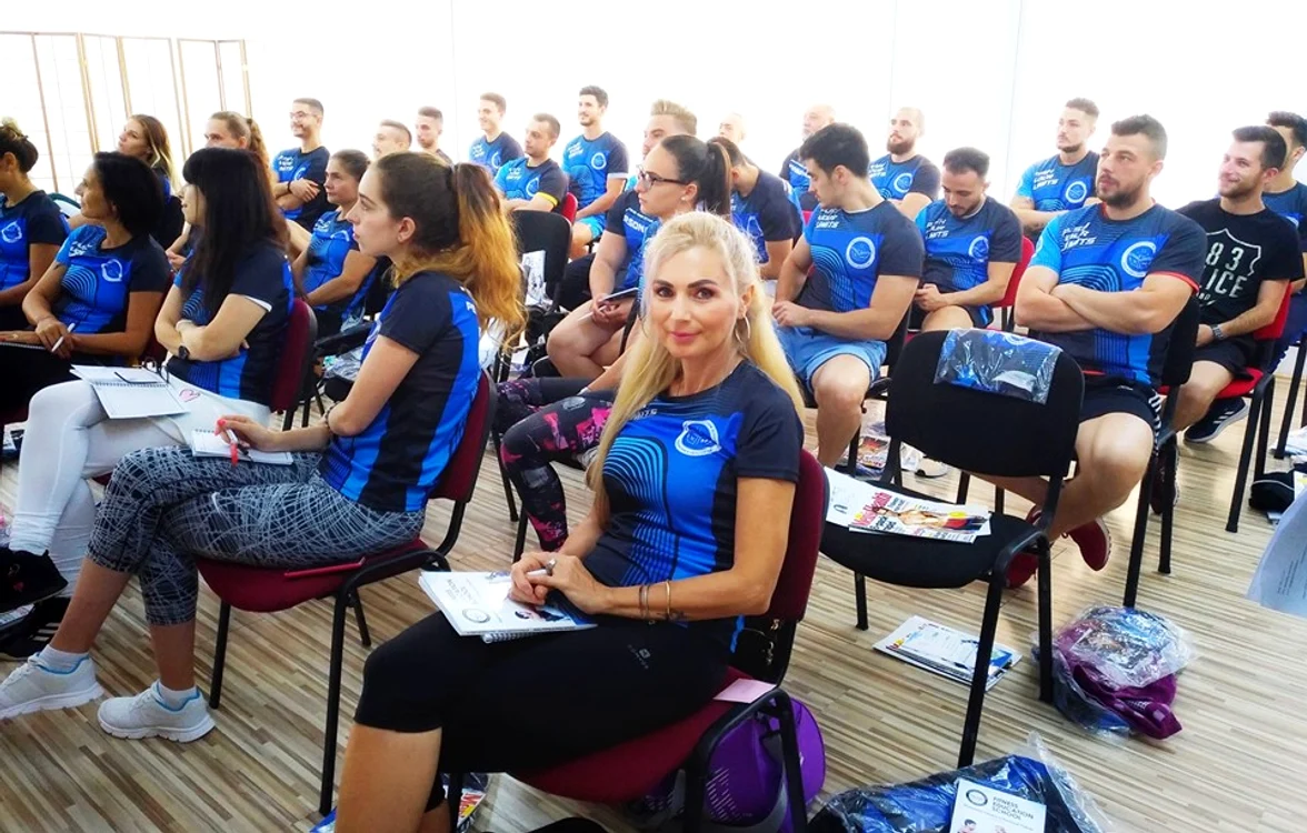 Învaţă să facă sport corect atât pentru ea, cât şi pentru a fi instructor