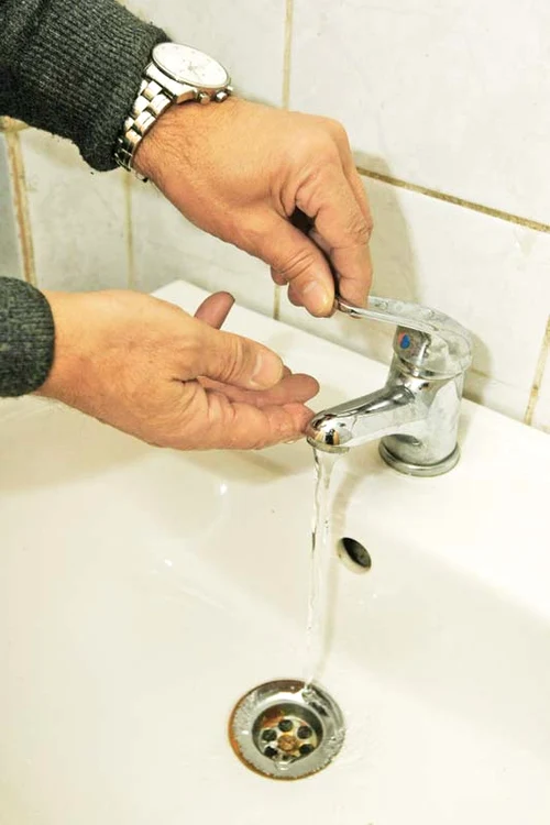 Astfel de afişe au fost  lipite la intrarea  unor blocuri din oraş