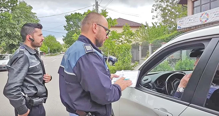 Poliţistul îi înmânează apoi şefului de la Înmatriculări procesul verbal