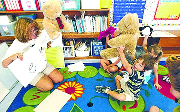 
    Două educatoare susţin că unul dintre copiii de creşă le filma cu ajutorul unei jucării care avea un sistem de înregistrare  