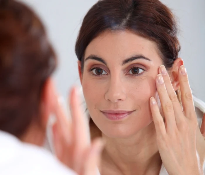 
    Toxinele obosesc organismul, iar starea de epuizare se poate vedea în zona dintre sprâncene, prin ridurile de expresie.www.clicksanatate.ro  