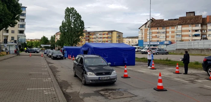 Primele maşini la centrul de vaccinare din Alba Iulia