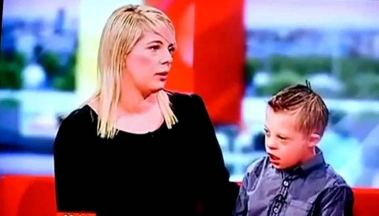 
    Clare Ellerby, alături de fiul ei, Denum (Captură YouTube)  