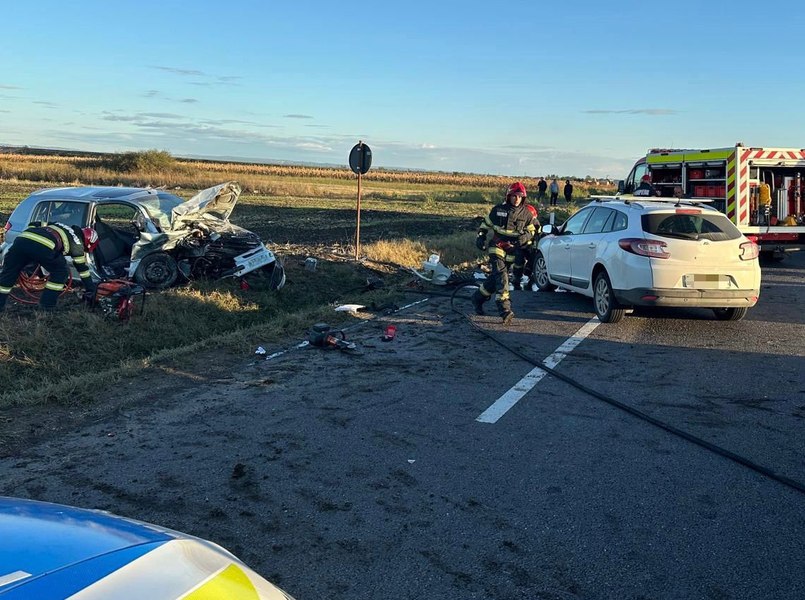 Șase persoane rănite după ce două autoturisme s-au ciocnit frontal pe E85. Traficul este afectat