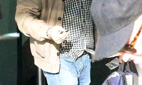 Într un colț, Sean Penn o  privește răbdător jpeg