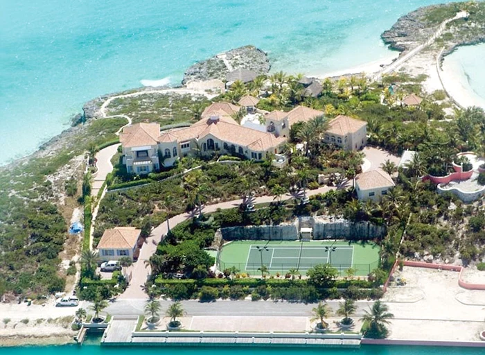 Pe lângă superbul palat, artistul deţinea şi două plaje