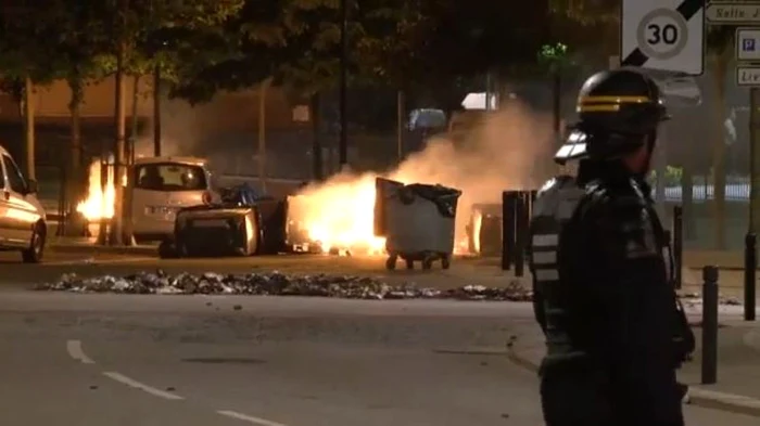 Violenţele au escaladat în noaptea de duminică în suburbia Trappes de lângă Paris FOTO Huffington Post