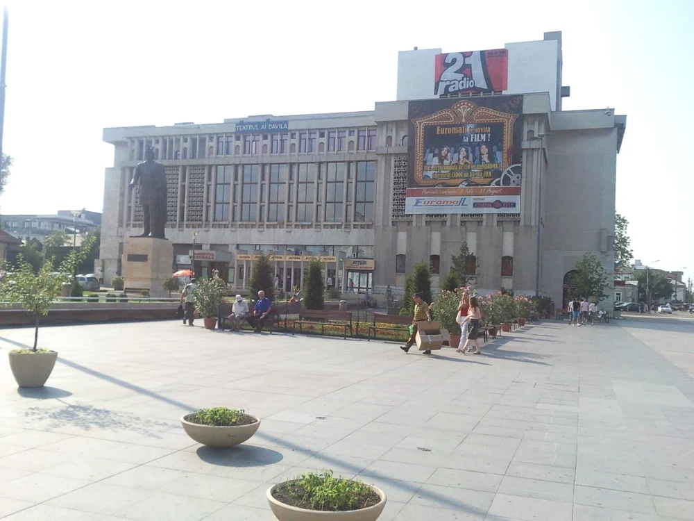 Angajaţii Teatrului Alexandru Davila spun că nici măcar nu li s-au dat măşti FOTO: observatordearges.ro