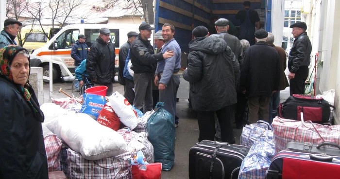 Bătrânii nu au vrut să renunţe la bagaje