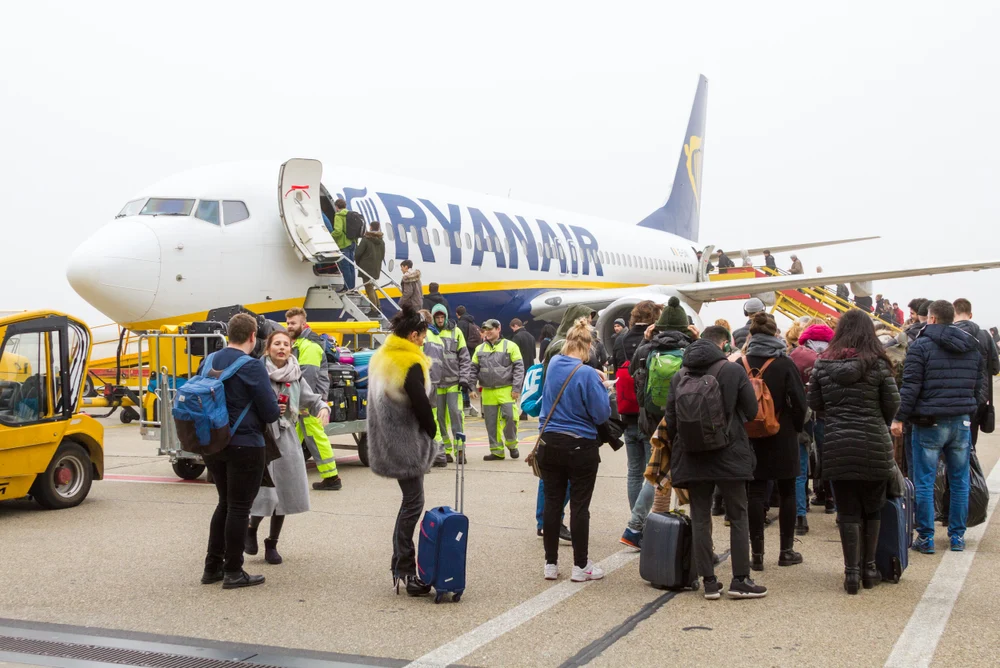 Panică și răniți la bordul unui zbor Ryanair. Martorii spun că au văzut un avion de vânătoare venind din sens opus, care ar fi produs turbulenţe. „Am plonjat și am fost aruncați din scaune”