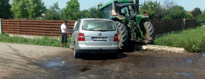 Bărbatul s-a oprit cu tractorul într-un gard FOTO Arhivă Adevărul