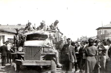 Intrarea Armatei Roşii în Bucureşti la 30 august 1944 (© „Fototeca online a comunismului românesc”, cată/loc: 30 august 1944)