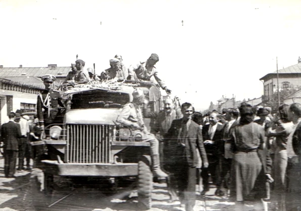 Intrarea Armatei Roşii în Bucureşti la 30 august 1944 (© „Fototeca online a comunismului românesc”, cată/loc: 30 august 1944)