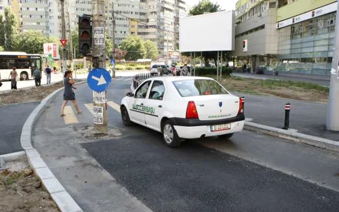 Stâlpul a rămas în mijlocul străzii FOTO Eduard Enea