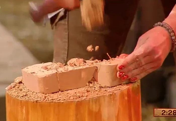 Concurenţii au căutat monede în cărămizi de lut