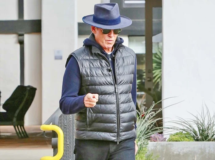 
    Actorul de 65 de  ani a purtat  pălăria  neadecvată  ţinutei sport  