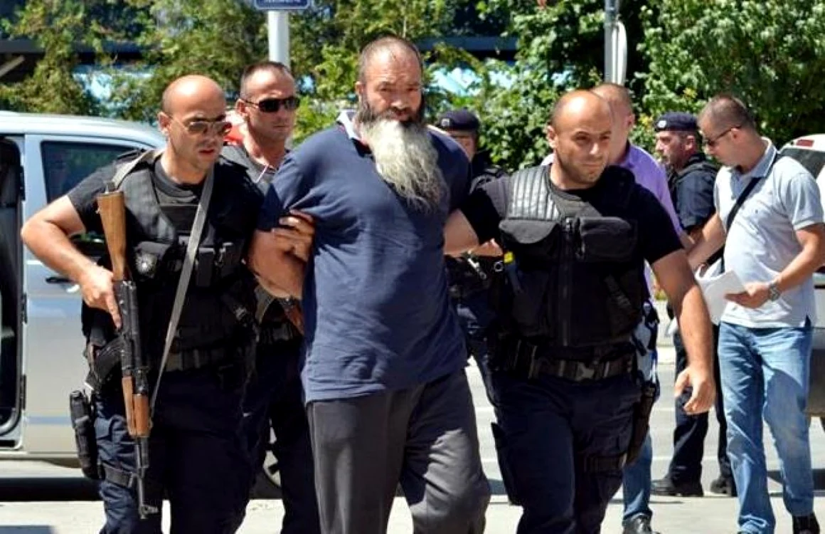 Poliţia kosovară arestează un bărbat suspect că a luptat cu insurgenţii islamişti din Siria şi Irak (12 august 2014) FOTO Reuters/Laura Hasani