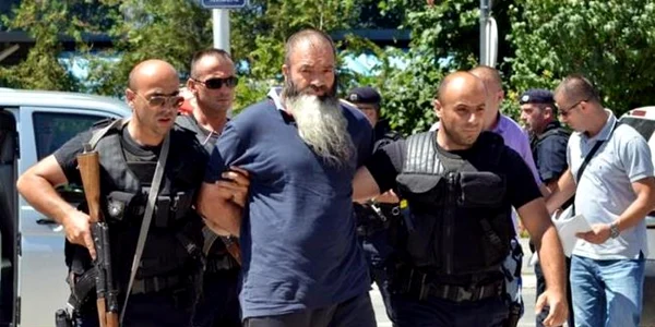 Poliţia kosovară arestează un bărbat suspect că a luptat cu insurgenţii islamişti din Siria şi Irak (12 august 2014) FOTO Reuters/Laura Hasani