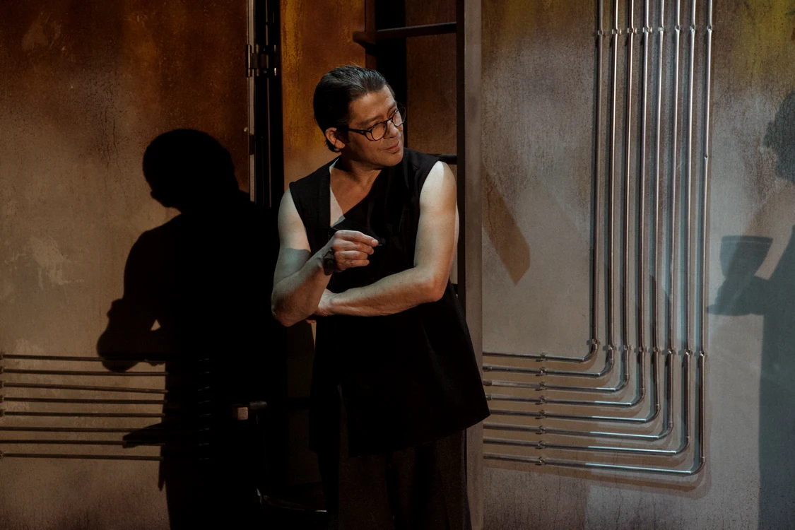 Cristi Iacob, în spectacolul „Karamazovii”, de la Teatrul Mic