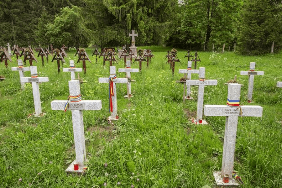 Crucile ridicate pentru eroii români îngropați la Valea Uzului vor fi demolate. Istoricul incidentelor violente dintre români și maghiari