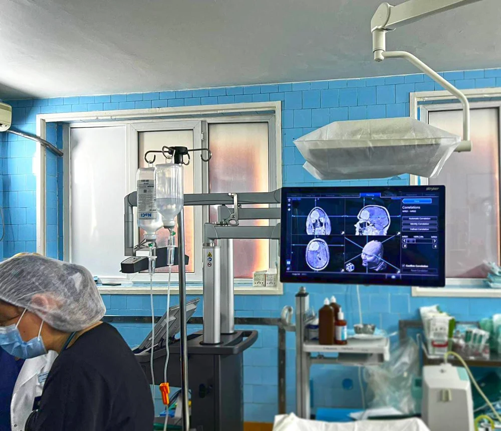 O femeie de 51 de ani, operată de o tumoră cerebrală la Galați, cu ajutorul unui „GPS” medical. Intervenția a fost un succes