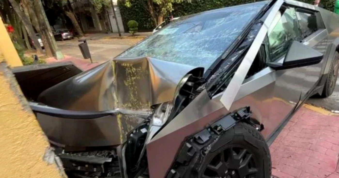 Accidentul fără victime în care a fost implicat o a doua mașină Cybertruck. Sursă foto: X