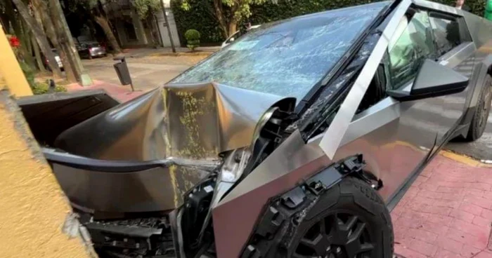 Accidentul fără victime în care a fost implicat o a doua mașină Cybertruck. Sursă foto: X