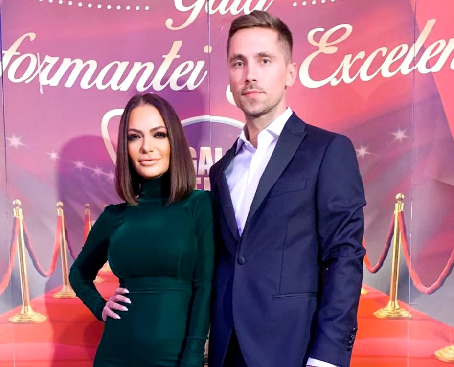 
    Andreea și Ștefan, în haine de clubFoto: Click!  
