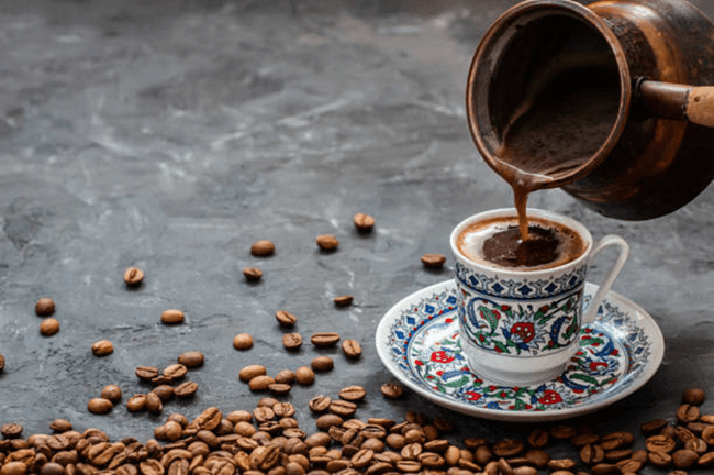 Greșeala de dimineață care ne sabotează energia: cafeaua băută prea devreme. Momentele cheie pentru a bea licoarea