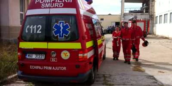 Victima a fost preluată de o ambulanţă şi dusă la Spitalul Judeţean de Urgenţă