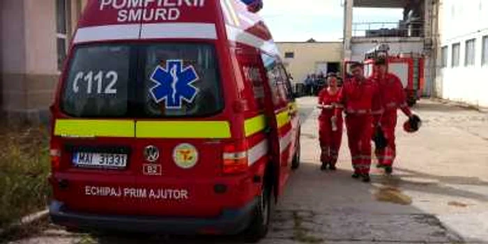 Victima a fost preluată de o ambulanţă şi dusă la Spitalul Judeţean de Urgenţă
