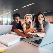 studenti discutie tinerie calculatoare shutterstock 513694219 jpg