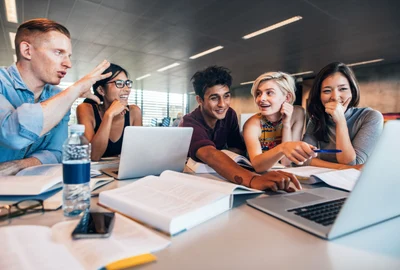 studenti discutie tinerie calculatoare shutterstock 513694219 jpg