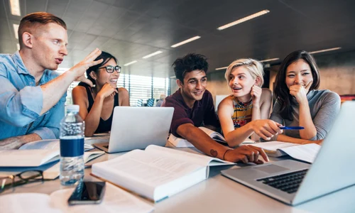 studenti discutie tinerie calculatoare shutterstock 513694219 jpg