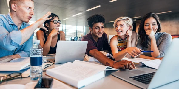 studenti discutie tinerie calculatoare shutterstock 513694219 jpg