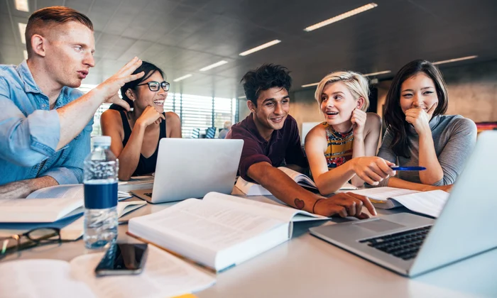 studenti discutie tinerie calculatoare shutterstock 513694219 jpg