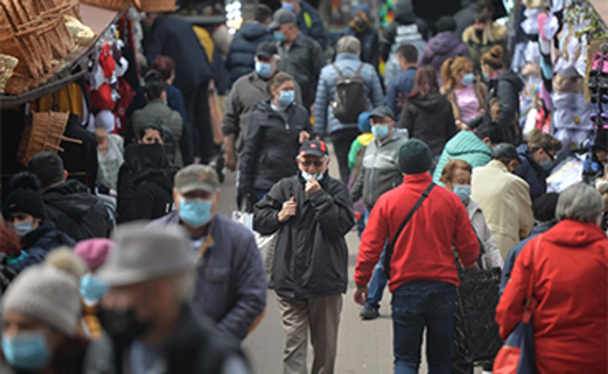 Mulţi consideră că revenirea la normalitate ar fi trebuit făcută în etape. Foto: Mediafax