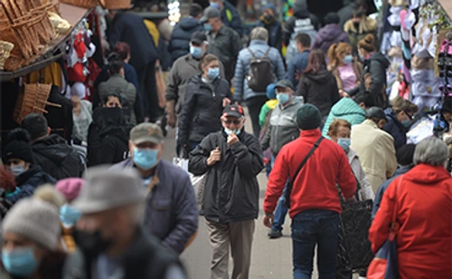 Mulţi consideră că revenirea la normalitate ar fi trebuit făcută în etape. Foto: Mediafax
