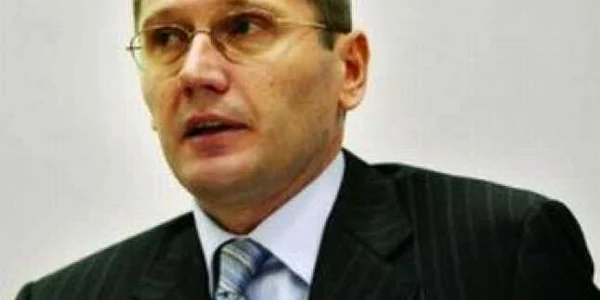 Primarul Negoiţă dă 22,3 milioane de euro pe coşuri de gunoi cu lemn nobi - revista presei interne