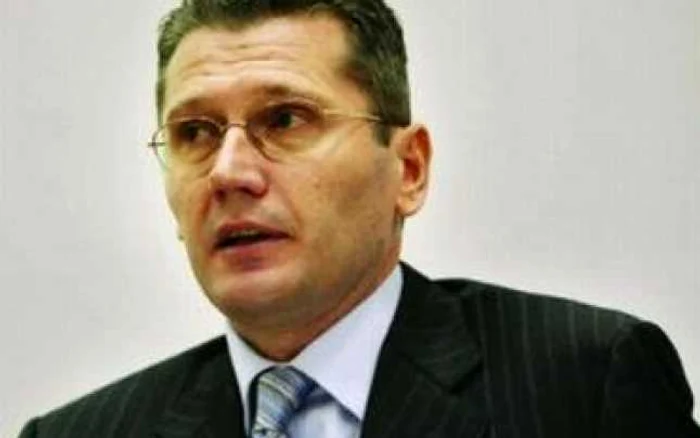 Primarul Negoiţă dă 22,3 milioane de euro pe coşuri de gunoi cu lemn nobi - revista presei interne