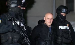 Horatiu Potra este escortat de politisti la IPJ Prahova  Foto Inquam Photos  George Calin (4) jpg