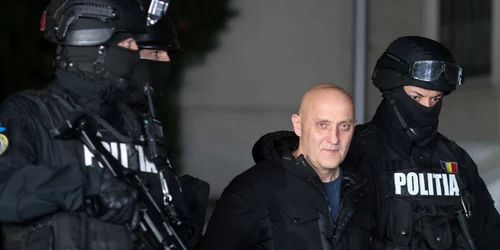 Horatiu Potra este escortat de politisti la IPJ Prahova  Foto Inquam Photos  George Calin (4) jpg
